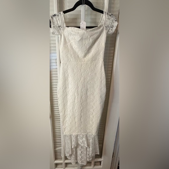 On or Off Shoulder Ivory/White Lace Lulus Wedding Dress-Size Extra Small - Picture 4 of 16